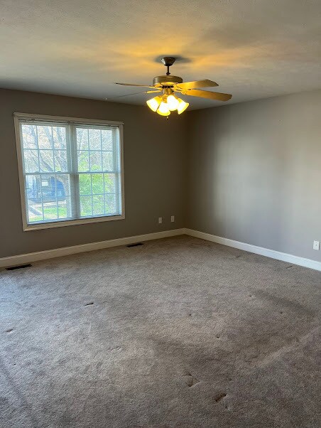 Sala de estar - 3600 Old Forest Rd