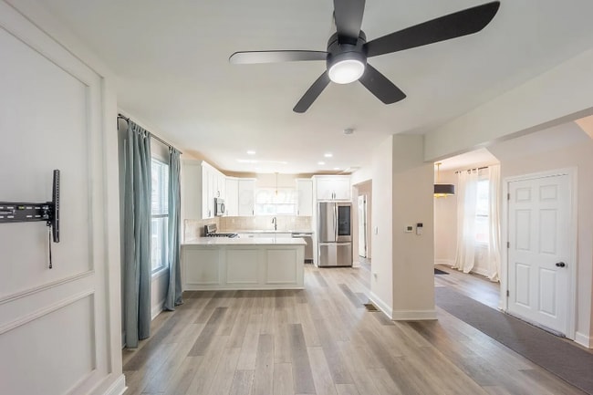 Building Photo - 582 Gilbert St