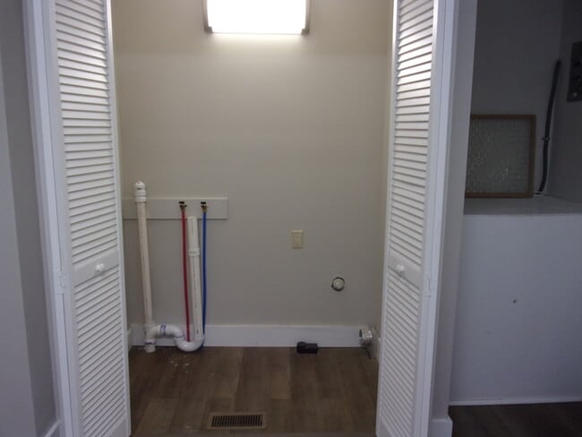Building Photo - Recently Renovated 2 Bedroom 1 1/2 Bath Townhome - 1 Block from Winthrop
