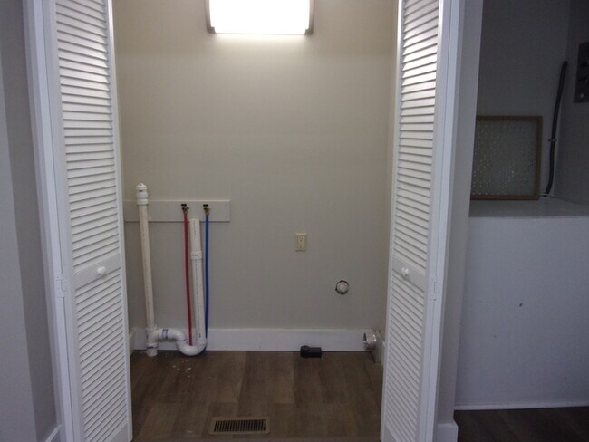 Foto del edificio - Recently Renovated 2 Bedroom 1 1/2 Bath Townhome - 1 Block from Winthrop