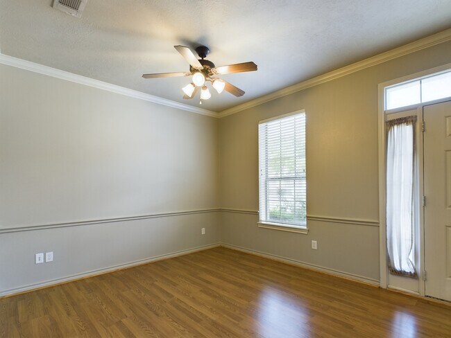 Building Photo - 422 Forest Dr Loop