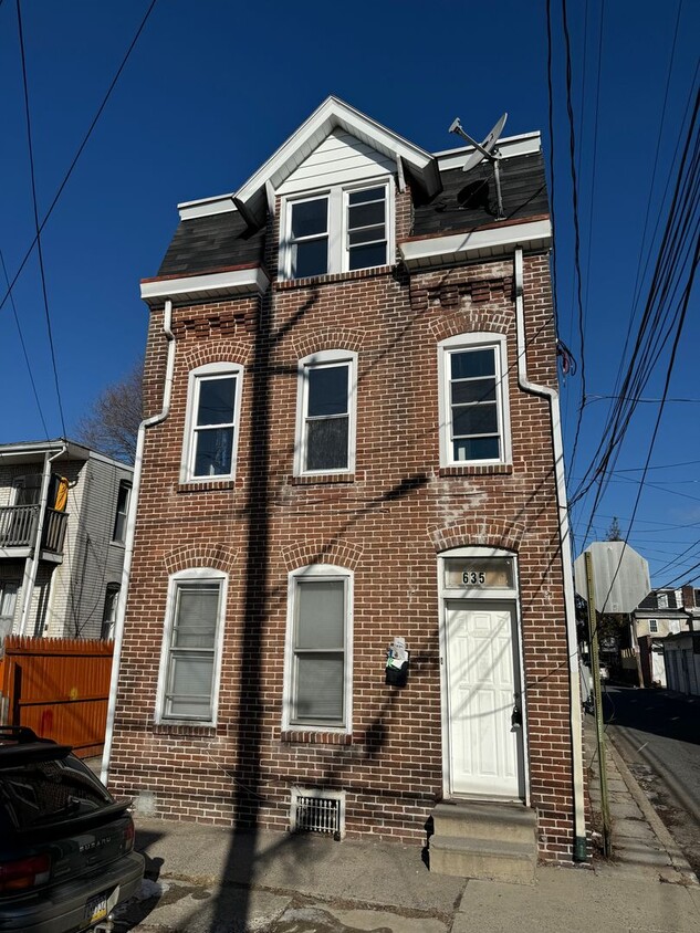 Primary Photo - Remodeled LARGE FOUR BEDROOM End of Row