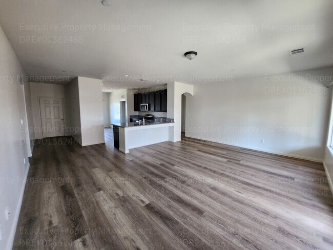 Building Photo - 3 bedroom/ 2 bathroom home located in a cu...