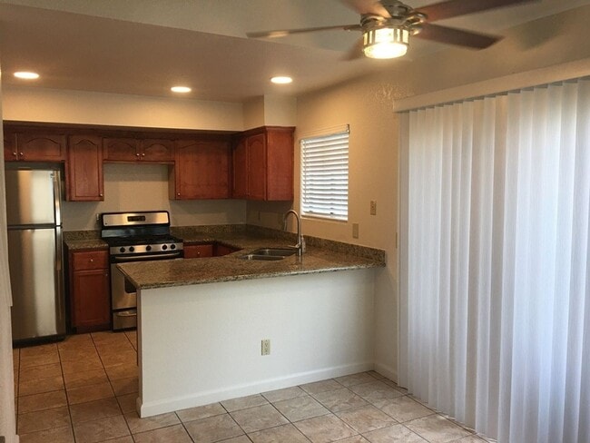 Foto del edificio - Updated End Unit 3 Bedroom Townhome