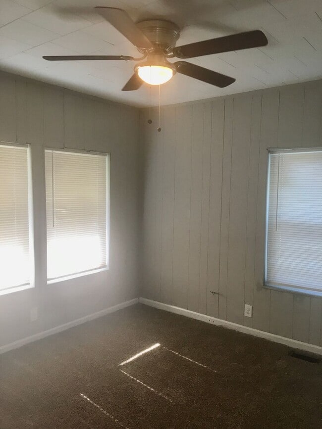 Foto del edificio - Cute 2 Bed/1 Bath HOUSE w/ yard!!