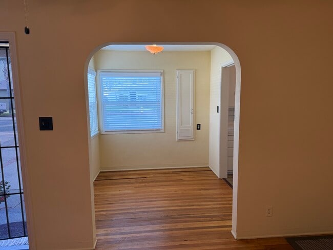 Foto del edificio - 248 Glover Ave