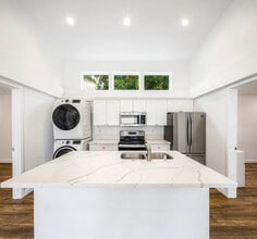 Building Photo - 554 N Cambridge St