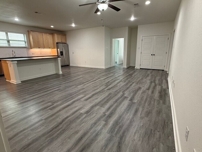 Foto del edificio - * MOVE IN SUMMER 6/19/2027 * 5 Bed 5.5 Bat...