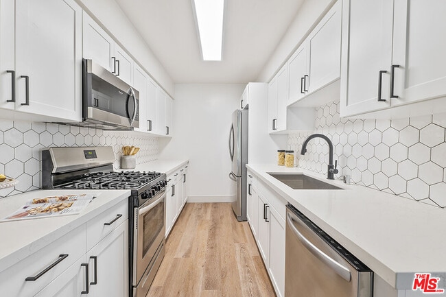 Building Photo - 821 3rd St