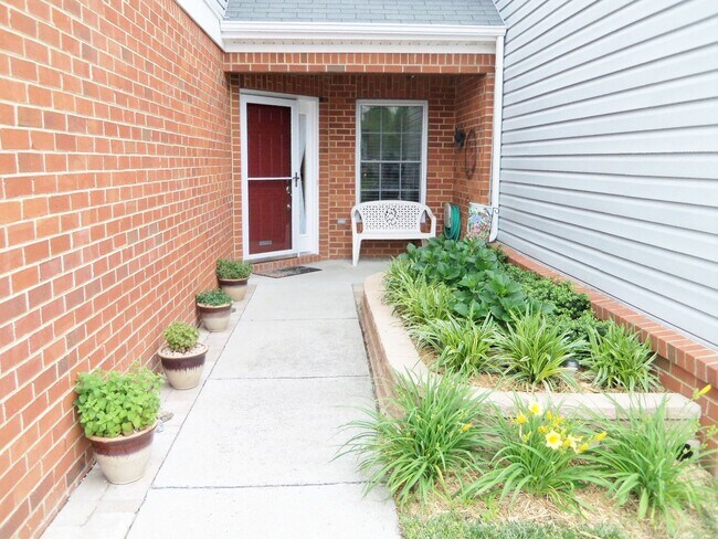 Foto del edificio - MUST SEE!! 3 Bedroom Townhome with Fenced ...