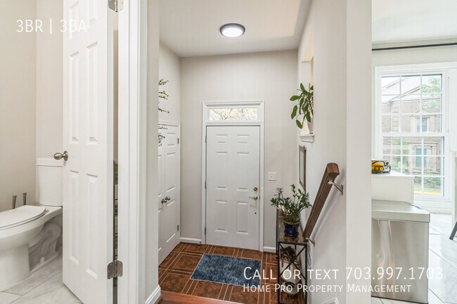 Building Photo - Fully renovated colonial in prime location.