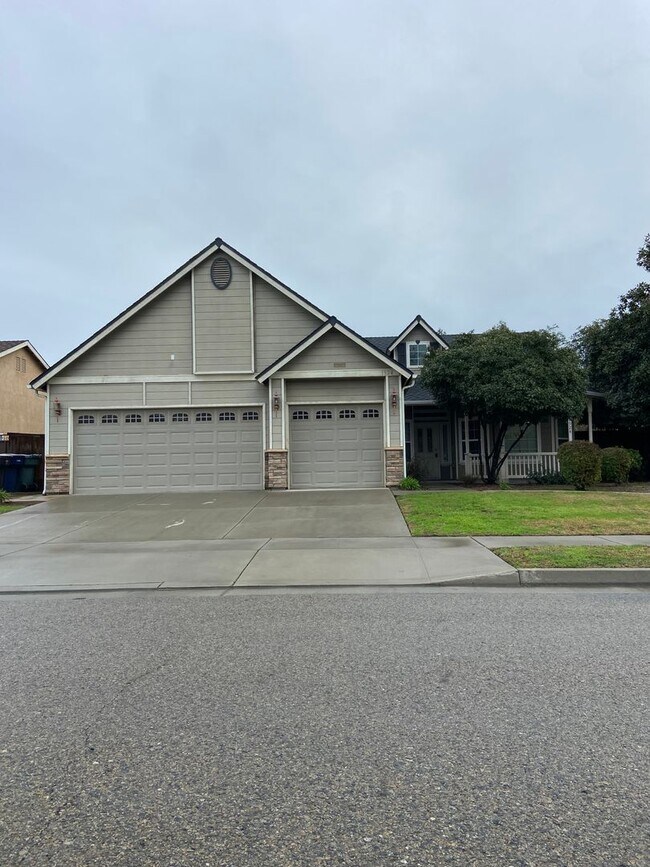 Foto del edificio - Spacious Tulare Home Available Now!