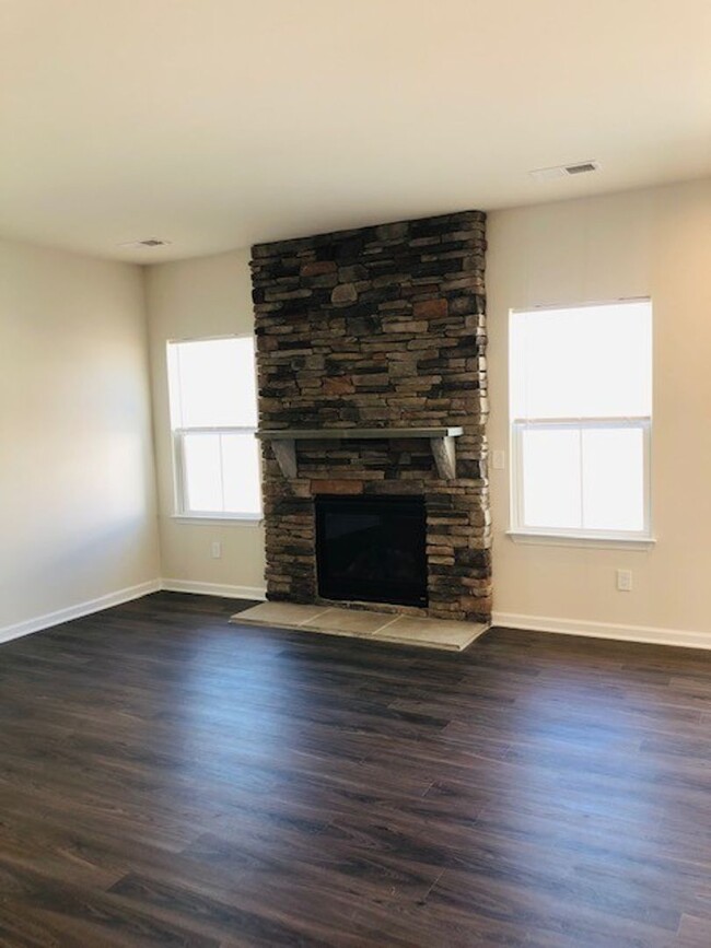 Foto del edificio - Like New - Single Story Living - 3 Bedroom...