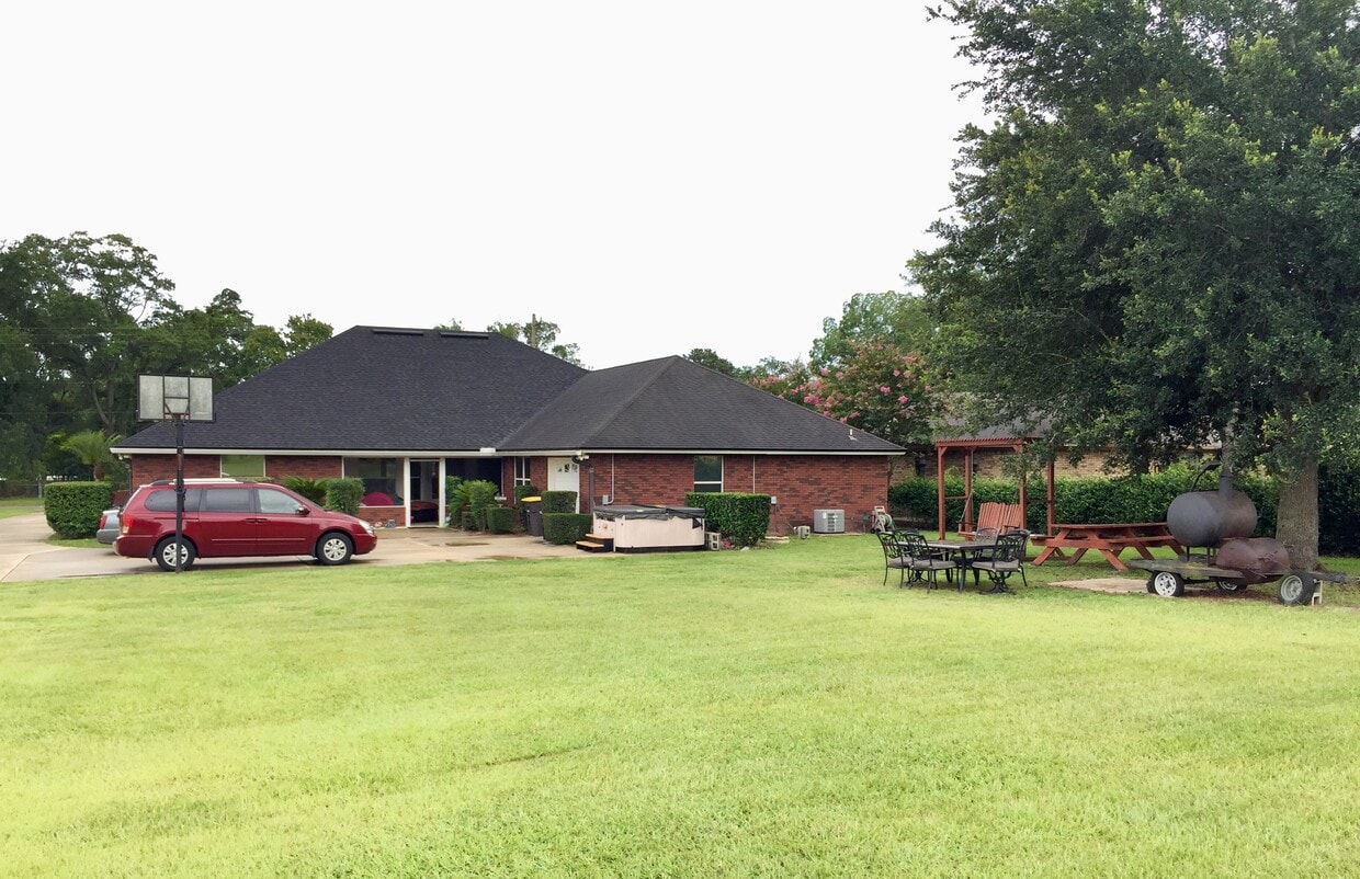 Building Photo - 820 Memorial Park Rd
