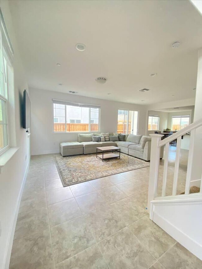 Building Photo - 1674 S Macias Pl