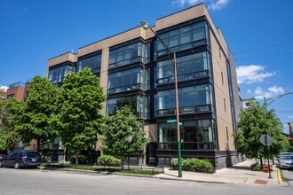 Building Photo - 832 W Erie St