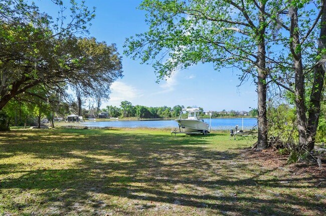 Foto del edificio - 3636 Lake Buynak Rd