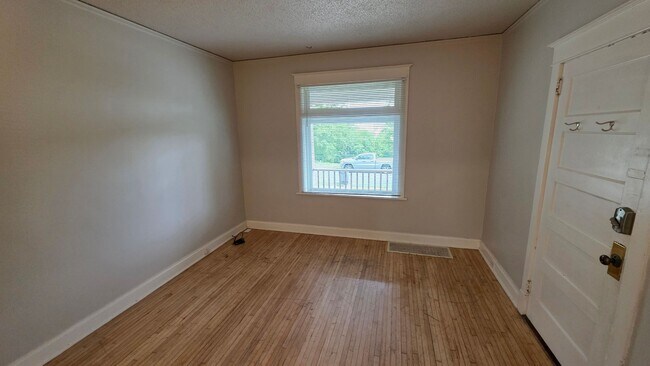 Foto del edificio - 617 E 8th St