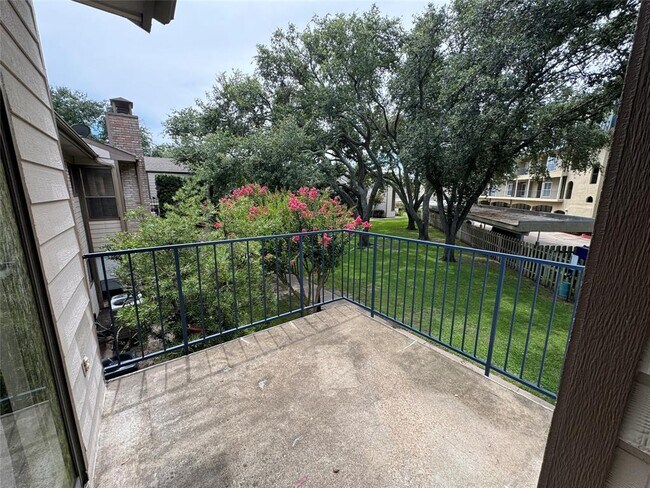 Foto del edificio - 7128 N Holiday Dr