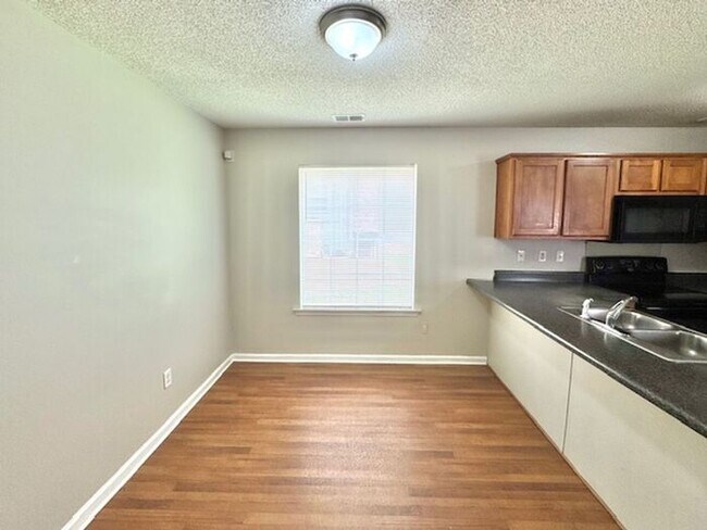 Foto del edificio - Cordova 3 Bedroom 2 Bath Home Available Now!