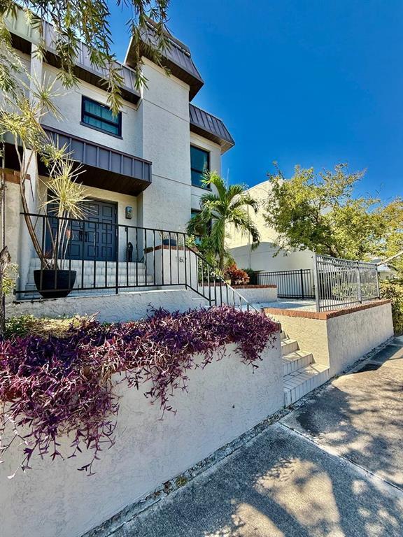 Foto del edificio - 162 E Davis Blvd