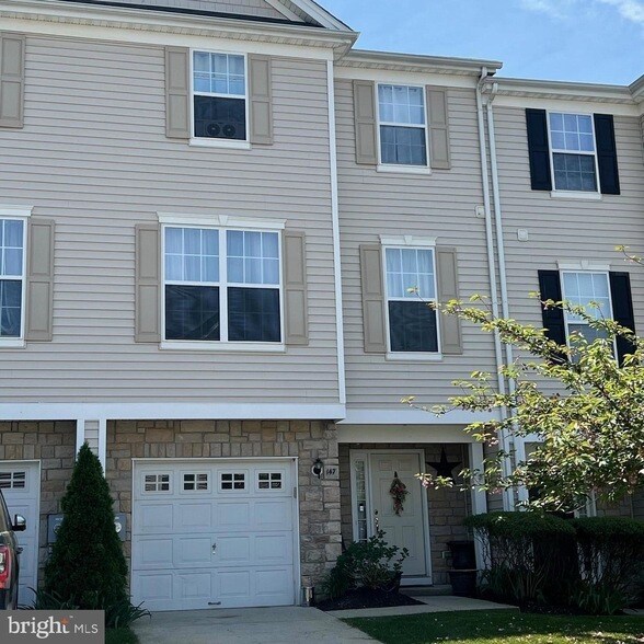 Primary Photo - 147 Acorn Dr