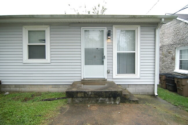 Building Photo - 1 Bedroom Renovated Duplex Unit - Great Lo...