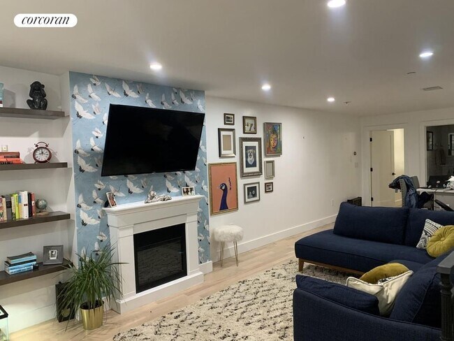 Foto del edificio - 654A Halsey St