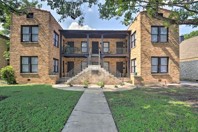 Photo - 209 E Rosewood Ave Apartment