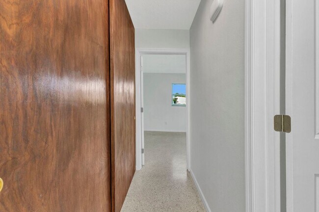 Foto del edificio - 1611 Sheehan Blvd