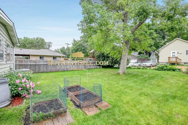 Foto del edificio - Charming 4-Bed Oasis with Gleaming Hardwood Floors – Your Dream Home Awaits in St. Louis Park!