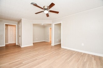 Building Photo - 919 Forest Oaks Dr