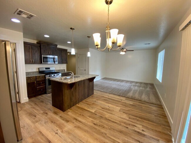 Building Photo - 4 br, 2.5 bath House - 3862 E Chevelle Lane