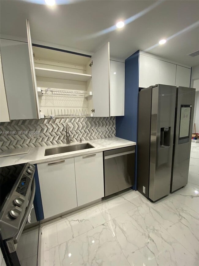 Building Photo - 5005 Collins Ave