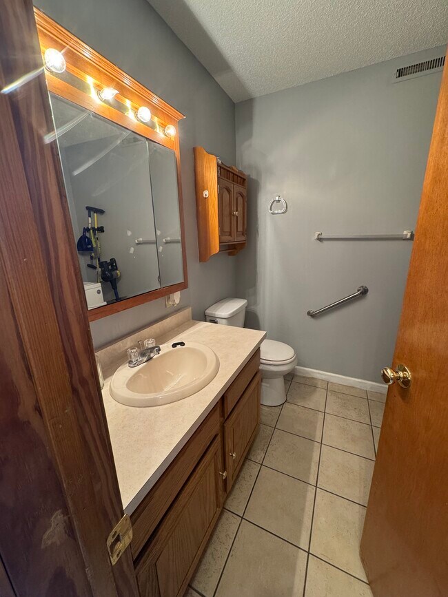 Baño en planta baja con lavadero. - 705 Lake Ave