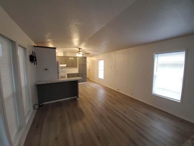 Building Photo - Newly Remodeled