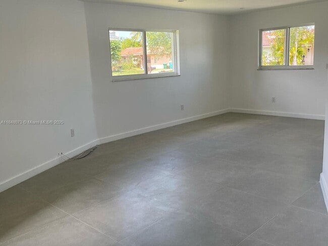 Building Photo - 11922 NE 12th Ct