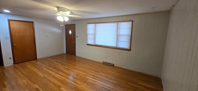 Building Photo - 3-4 bedroom ranch with attached garage, fe...