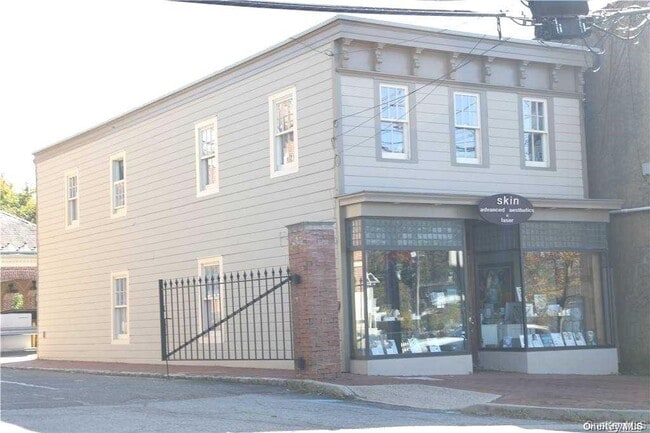 Building Photo - 1392 Old Northern Blvd