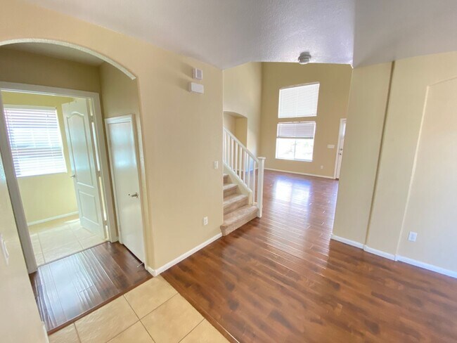 Foto del edificio - Beautiful 3Bed/3Bath/2Car residence located in gated northwest community next to Skye Canyon and ...