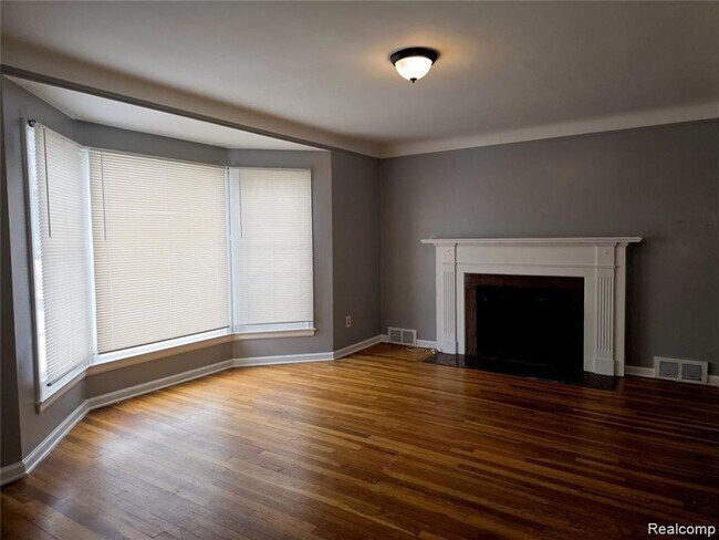 Foto del edificio - WELL MAINTAINED 3 BEDROOM 1.5 BATH BRICK BUNGALOW LOCATED IN ESTABLISHED WEST DEARBORN NEIGHBORHOOD