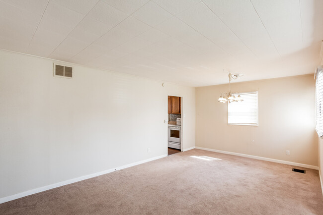 Building Photo - 3 bed 2 bath in Noblesville with fenced in...
