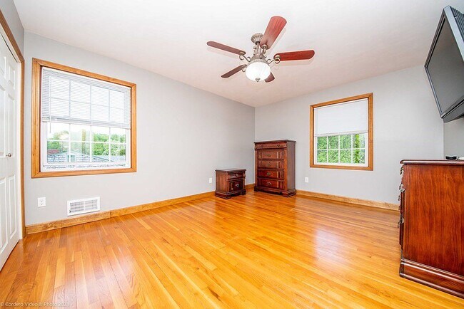 Building Photo - 128 Laurelwood Dr