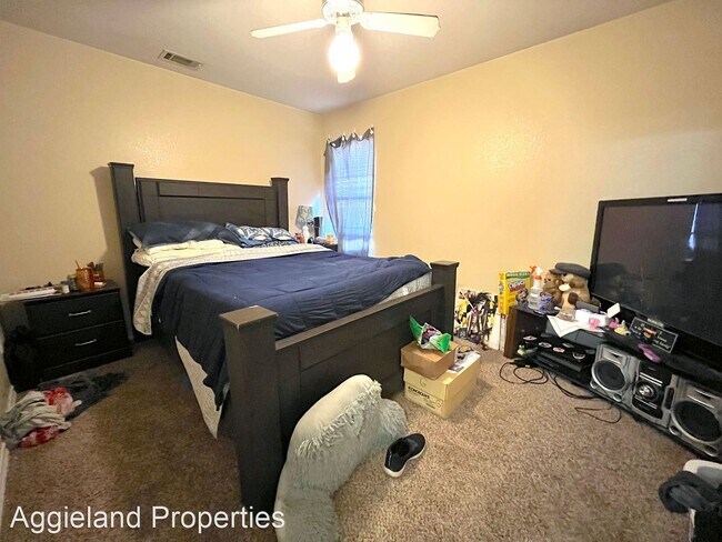 Building Photo - 3 br, 3 bath House - 920 Willow Pond St