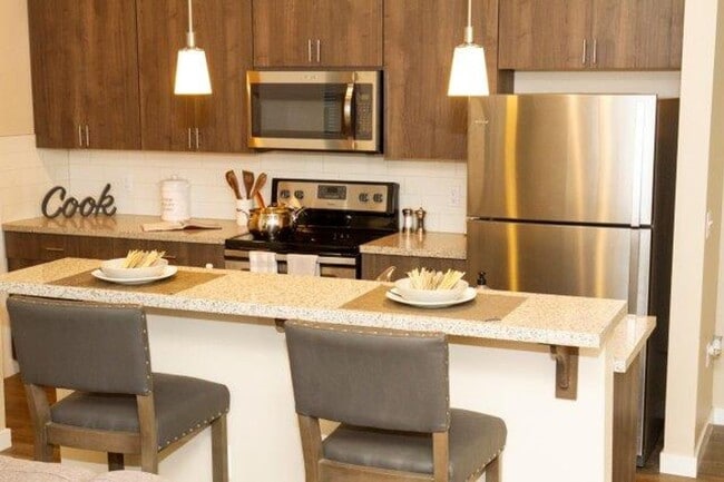 Building Photo - Beautiful 2 bedroom, super cute floorplan, laundry room with full size washer and dryer!