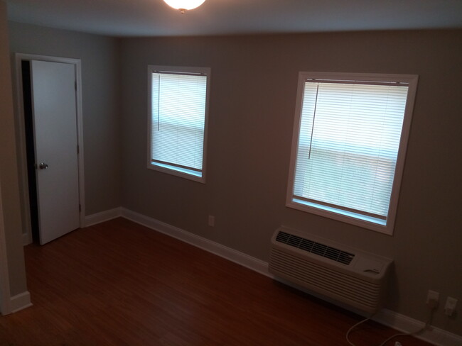 Master Bedroom - 562 Woodland Ave