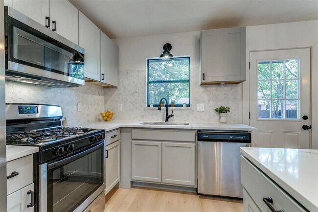 Building Photo - 2220 Costa Mesa Dr