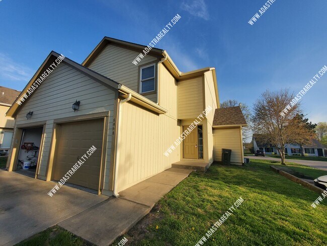 Foto del edificio - Beautiful and Spacious Louisburg Townhome-Available in MAY!!