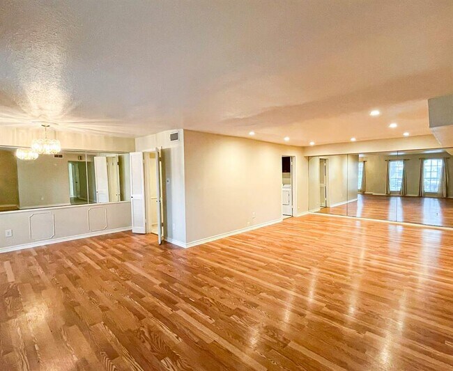 Building Photo - 361 N Post Oak Ln