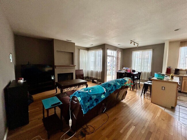 Building Photo - 3Bed/3Bath Home on Corner Lot with 2-Car Attached Garage